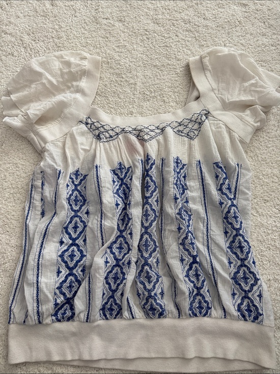 Free People Tops - ❌SOLD❌ Free People White Peasant Top with Blue Embroidery